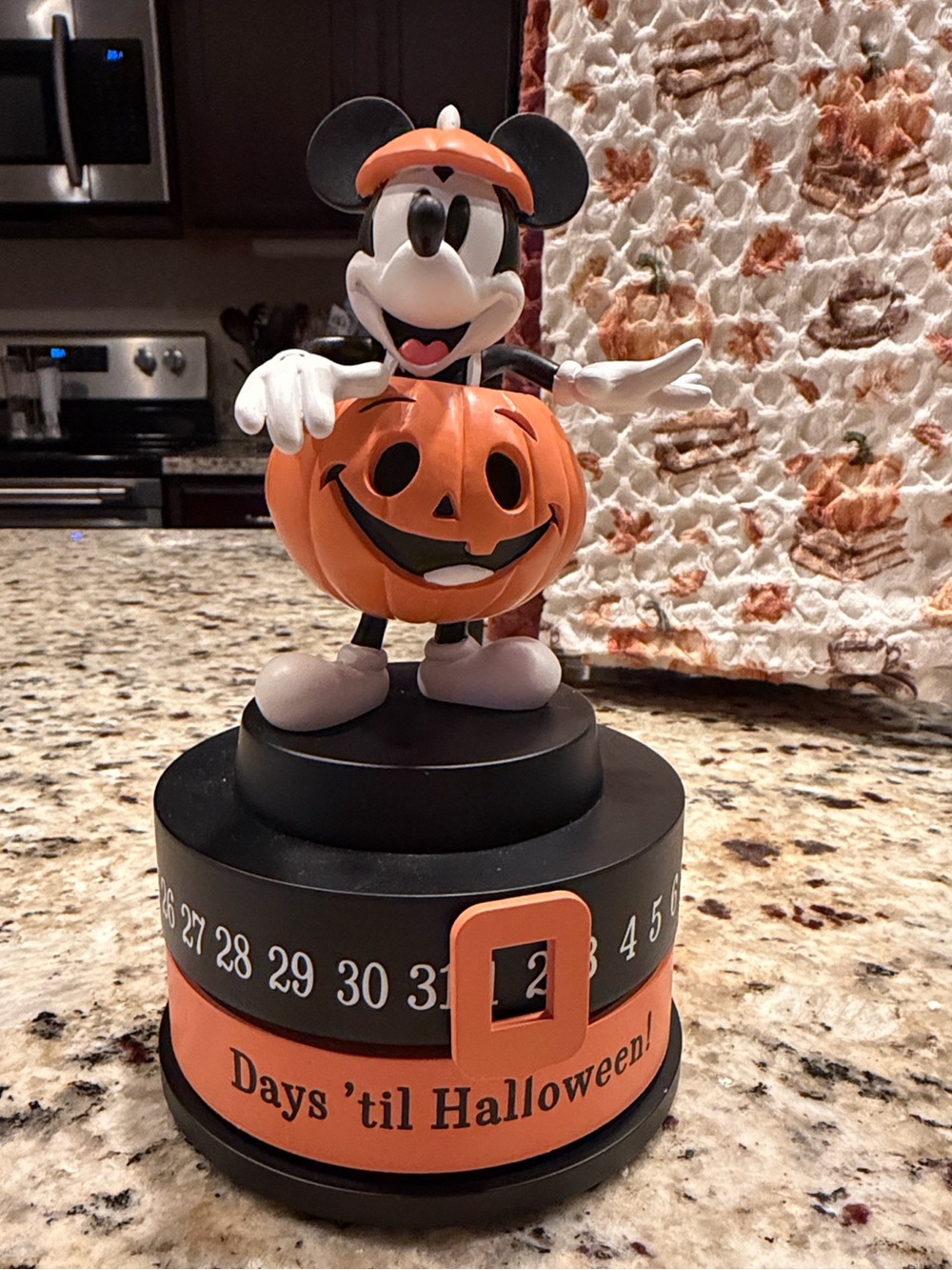 Disney_Jack-o'-Lantern Mickey Mouse Halloween Countdown Figurine